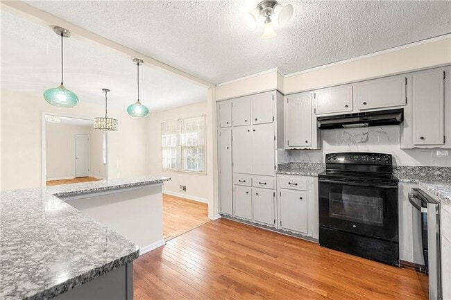 Building Photo - 552 Duke Dr