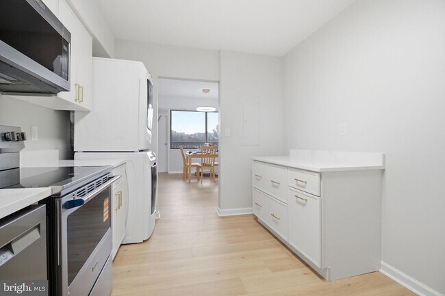 Building Photo - 3713 S George Mason Dr