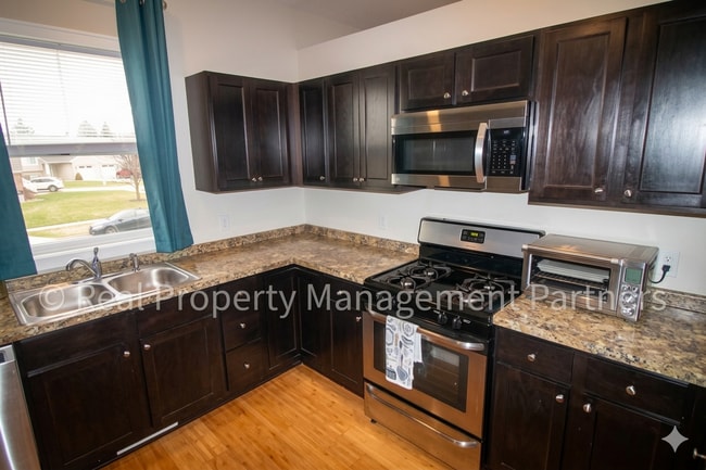 Building Photo - 5-Bedroom Townhome in Hudsonville | Cul-de-Sac, 2-Car Garage, Lawn & Snow Included