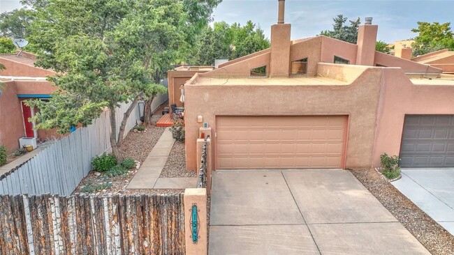 Building Photo - Midtown Santa Fe 3 Bed, 2 Bath, 2 Car Gara...