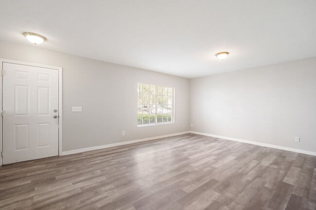 Building Photo - Riverwalk Retreat: Updated 3BR Townhome in...