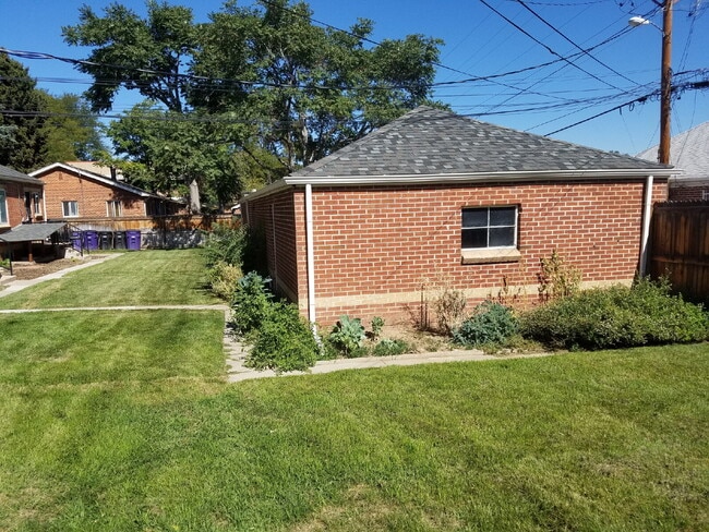 Building Photo - 1 Bed 1 Bath Mayfair Apartment With Garage in Denver! Available Now!