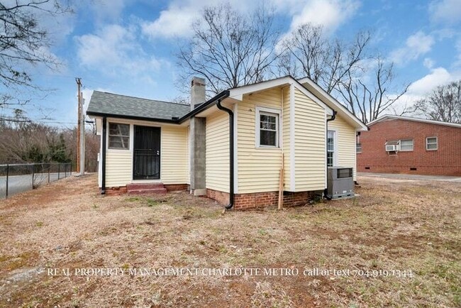 Building Photo - Charming Downtown Albemarle Cottage with Timeless Appeal
