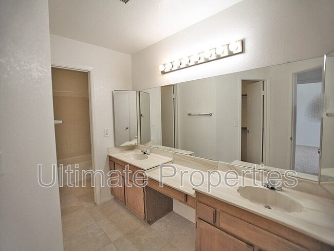 Building Photo - 448 E Topeka Dr