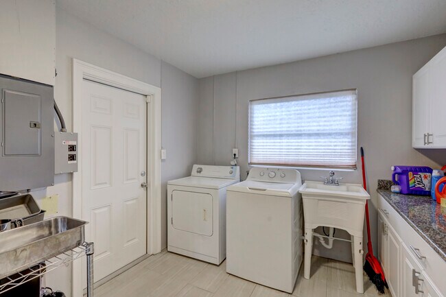 Building Photo - 1456 Jasmine Way