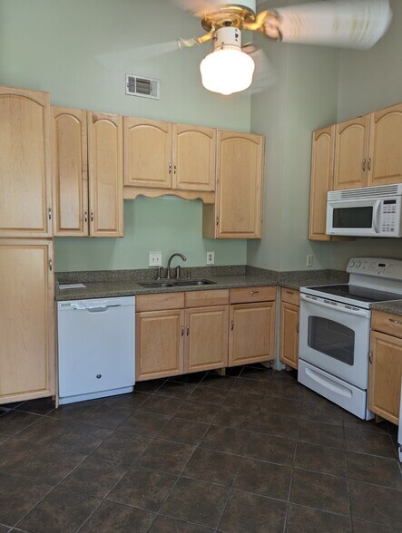 Kitchen - 110 W White Hawthorne Dr