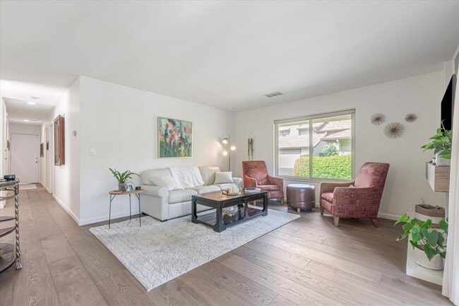 Building Photo - Freshly Renovated, End Unit Town-House Ava...