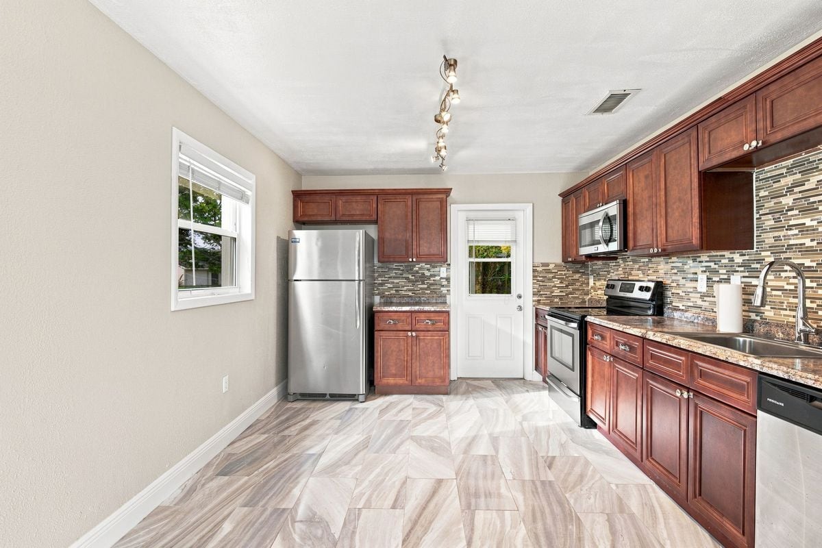 Building Photo - 2267 Robinhood Dr