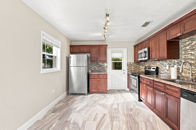Building Photo - 2267 Robinhood Dr