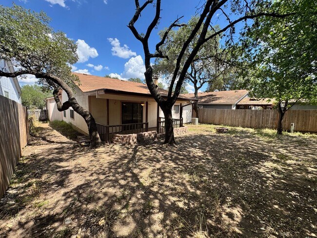 Building Photo - Ready For Move In - Nice 3/2 in West SA In...
