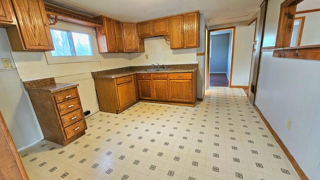 Building Photo - Welcome to this charming 2-bedroom home in...