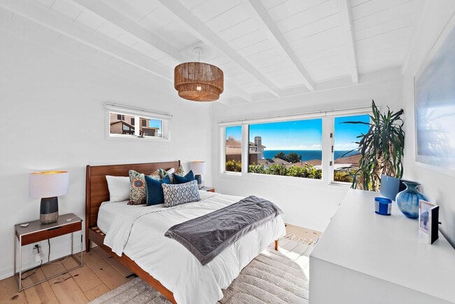 Building Photo - Oceanview Cottage Steps from Iconic Thousand Steps Beach