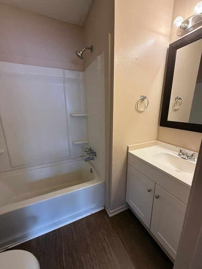 Building Photo - 2 bedroom 2 bath town home in a gated community