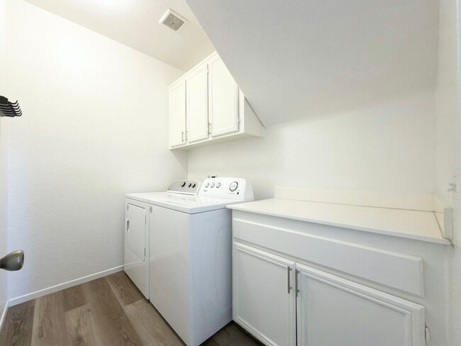 Building Photo - Spacious Home with Expansive Loft!