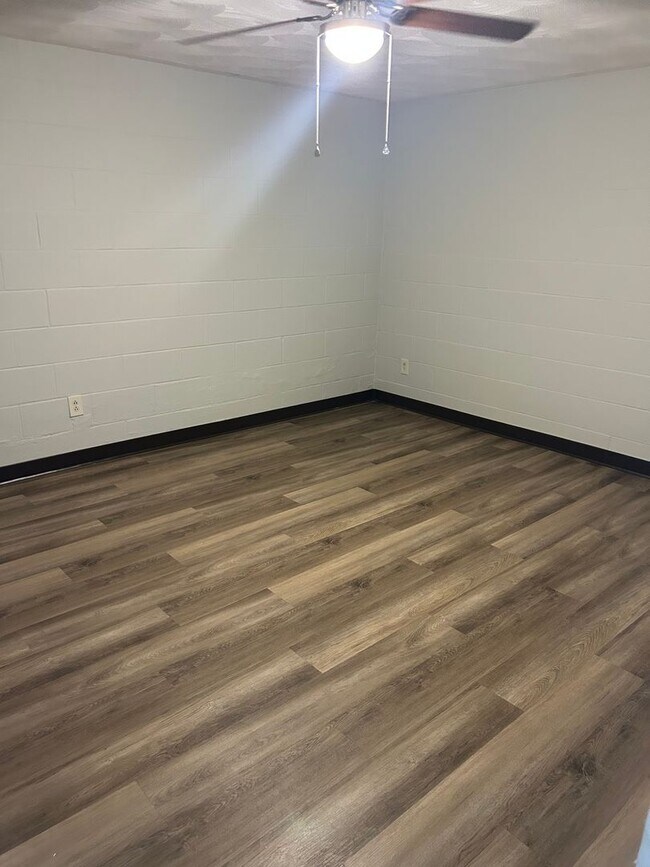 Building Photo - Quiet Country Living: Spacious 2BR with Laundry Hookups