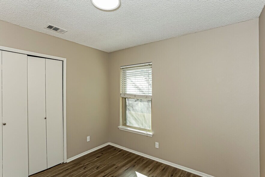 Building Photo - 511 Rosewood Ln