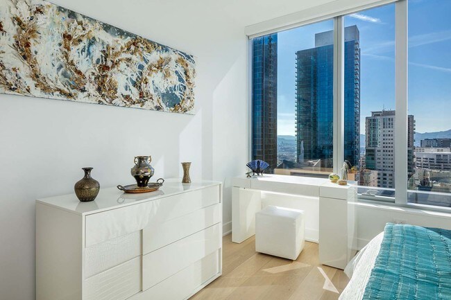 Building Photo - Stunning LUMINA Condo with Bay Views