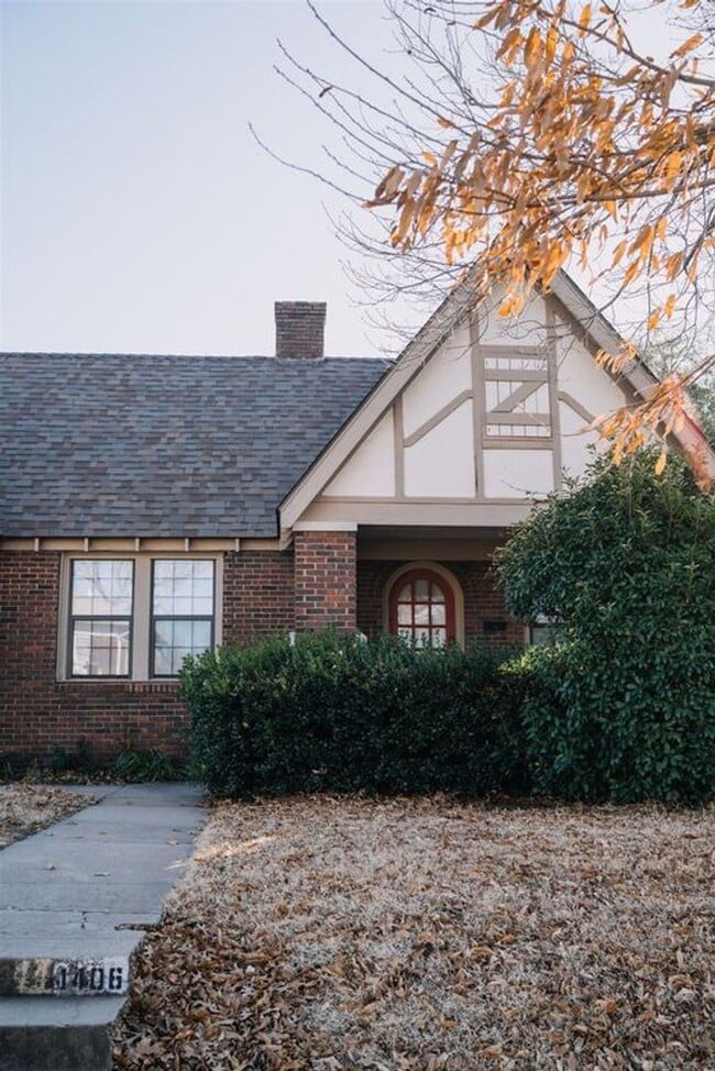 Building Photo - Beautiful Historic 2 Bed 1 Bath Duplex in the Plaza District!!