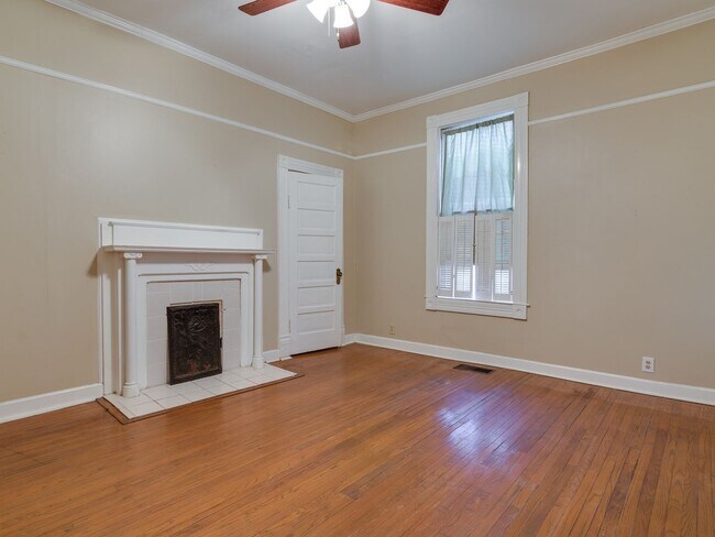 Building Photo - Look & Lease Special! 3BR/1B Home in GREAT...