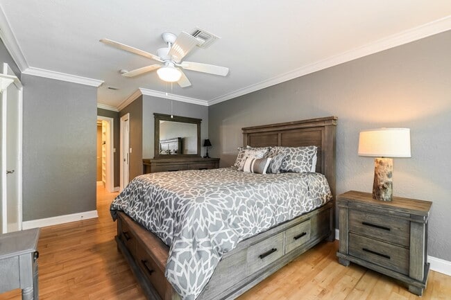 Building Photo - Pet Friendly 4 bedroom with private pool in Lely Golf Estates