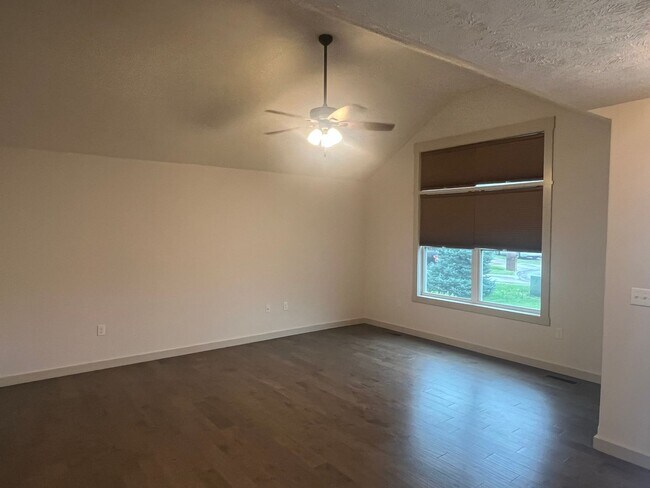 Building Photo - WOW! Look at this property ! You cant beat this price!