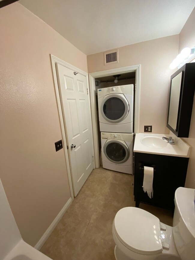 Building Photo - One Bedroom For Rent w/ Tons of Amenities-...