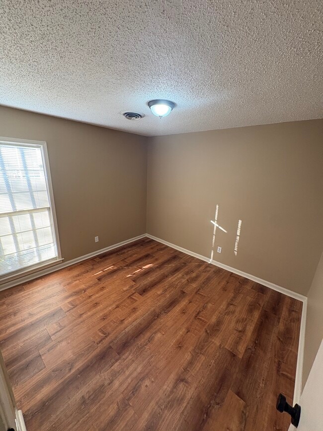 Building Photo - 5852 Roxboro Dr