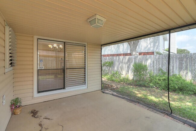 Building Photo - 4321 Holly Ridge Dr