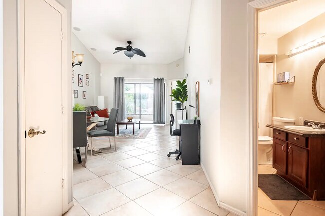 Building Photo - 134 Lakepointe Cir