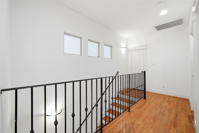 Building Photo - 2323 Sperber Ln