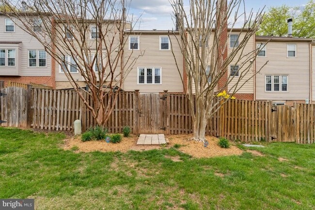 Building Photo - 9769 Lakepointe Dr