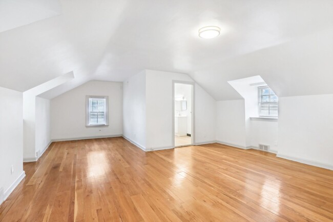 Building Photo - 2900 Midvale Ave