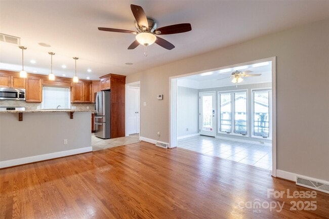 Building Photo - 6618 Castlegate Dr