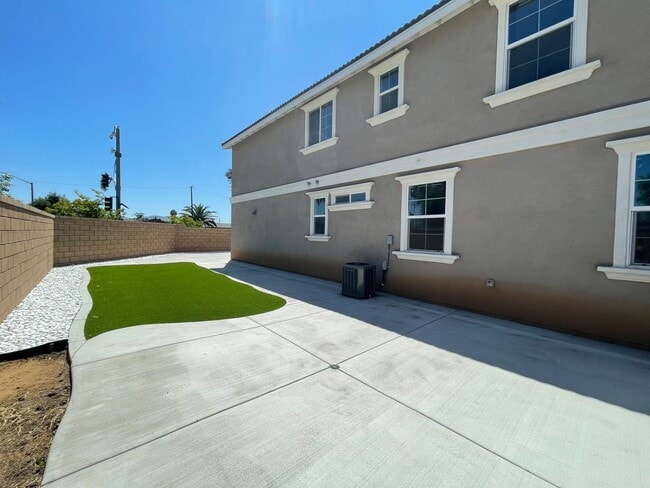 Building Photo - 5-Bedroom Home, Including In-Law Suite, in...