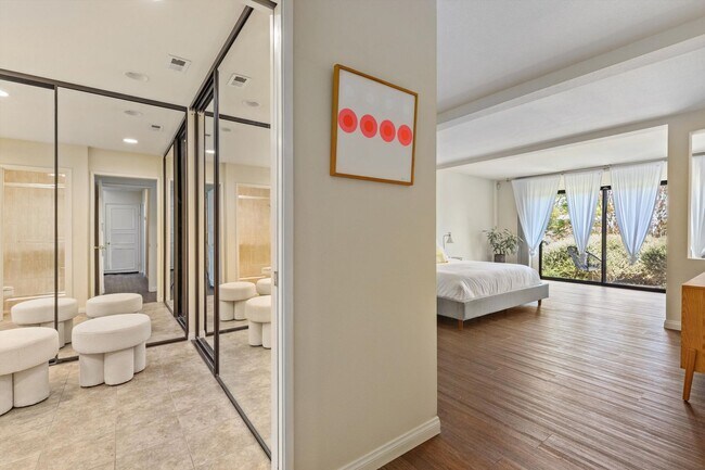 Building Photo - 6667 La Jolla Scenic S Dr