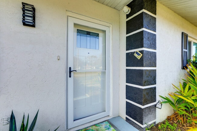 Building Photo - 3310 Siesta Dr