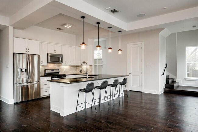 Building Photo - 2005 Bluebonnet Ln