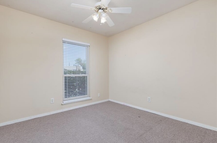 Building Photo - 3001 Powell Dr