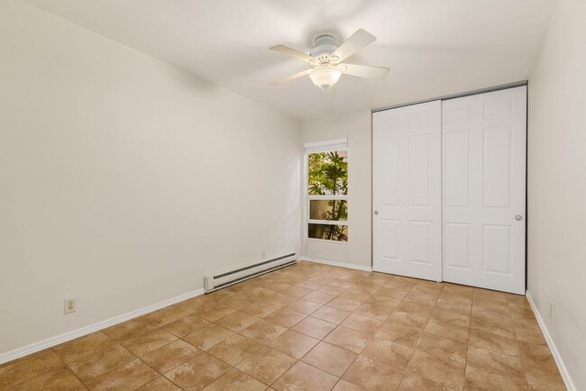 Building Photo - Downtown Bellevue Renovated 1 Bedroom Condo - Walk up entry