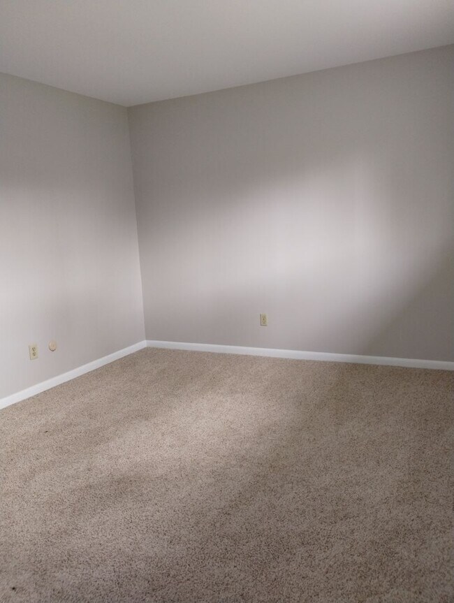 Building Photo - 728-728 Red Deer Ln