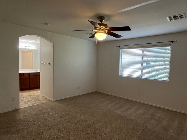 Building Photo - 4 Bedroom Home in Lantana Village Near E Ocotillo Rd. and S McQueen Rd!