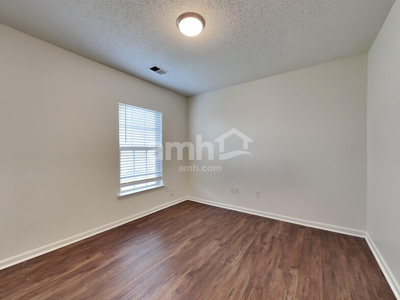 Building Photo - 3028 Crusades St