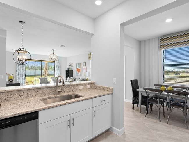 Building Photo - 3 Bedroom - Fully Furnished Townhome in Fo...