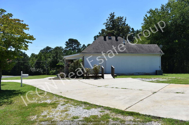 Building Photo - 1/1 home with detached garage