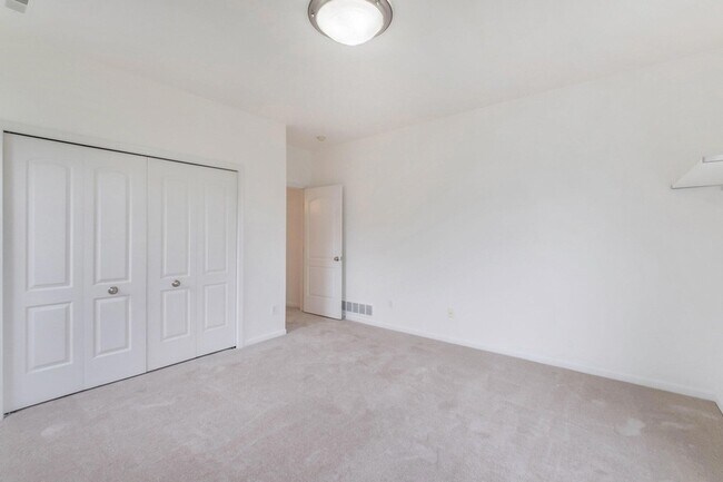Building Photo - 2925 N Knightsbridge Cir