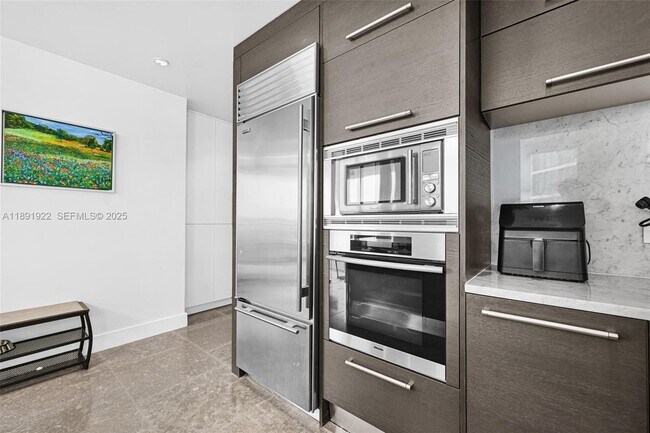 Building Photo - 900 Biscayne Blvd