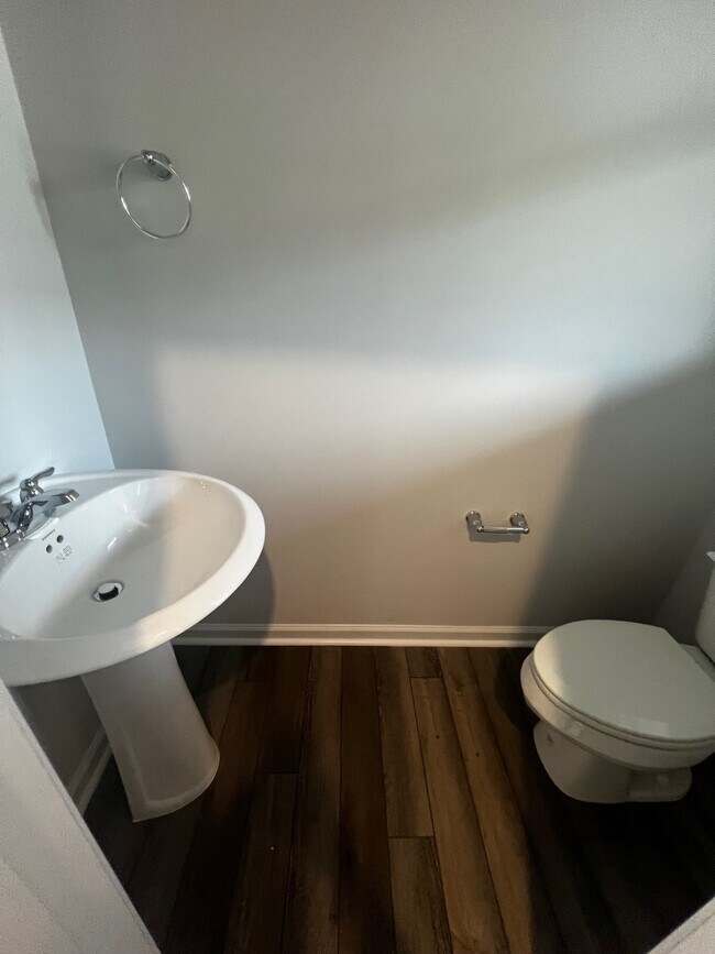 Building Photo - 5871 Woodlawn Dr