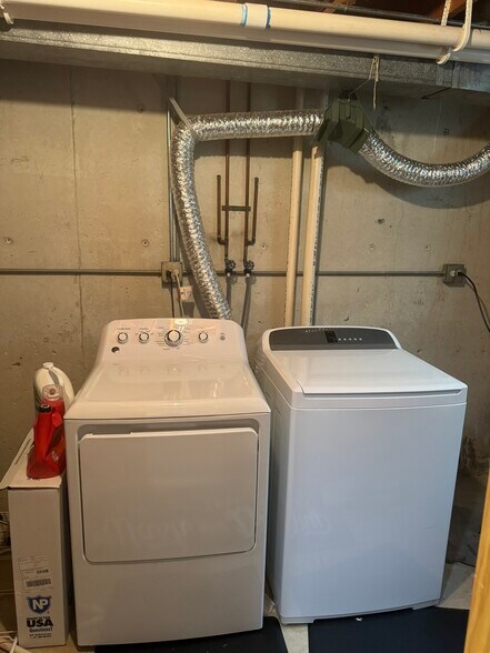 Building Photo - 7S485 Lynn Dr