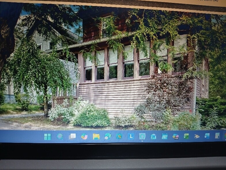 Building Photo - 315 Boyden St