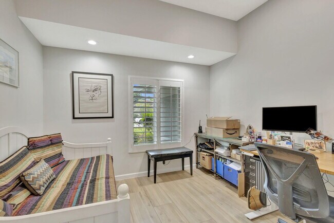 Building Photo - 2703 SW Glenmoor Way